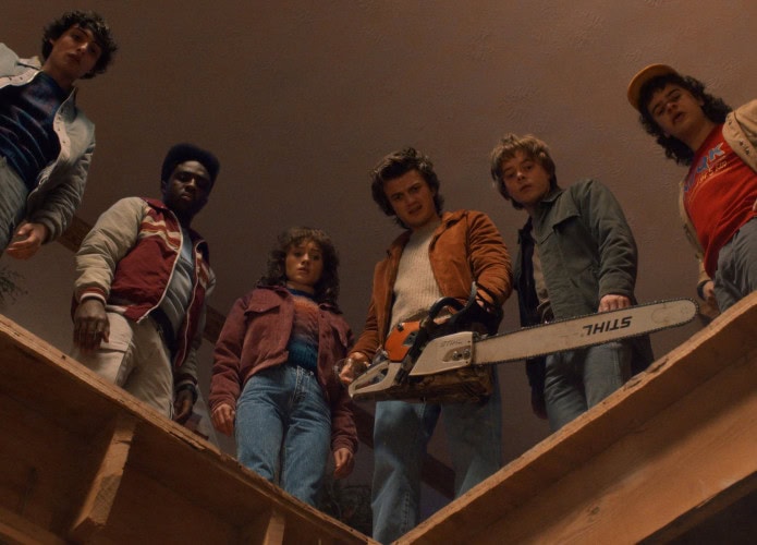 cena da série stranger things mostrando alguns personagens