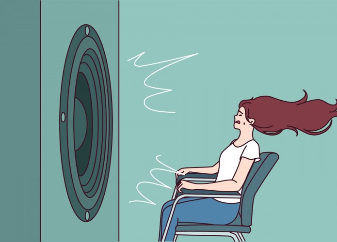 Subwoofer gigante na frente de uma garota