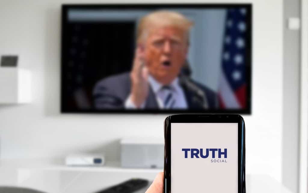 Autores do processo classificam o esquema como “extraordinário, corrupto e inconstitucional” e afirmam que não existe interesse legítimo em permitir que Trump obtenha lucro com a venda de informações governamentais – Imagem: No-Mad/Shutters