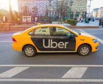 Carro com o logo da Uber