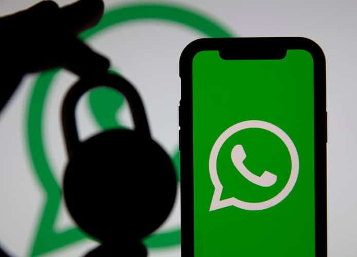 Cadeado lado de um smartphone exibindo o logo do WhatsApp