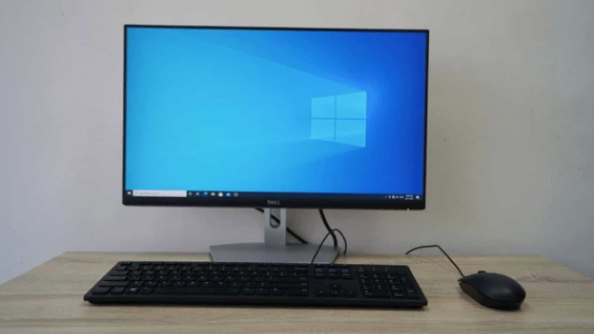 foto de um computador com tela de início do windows em cima de uma mesa