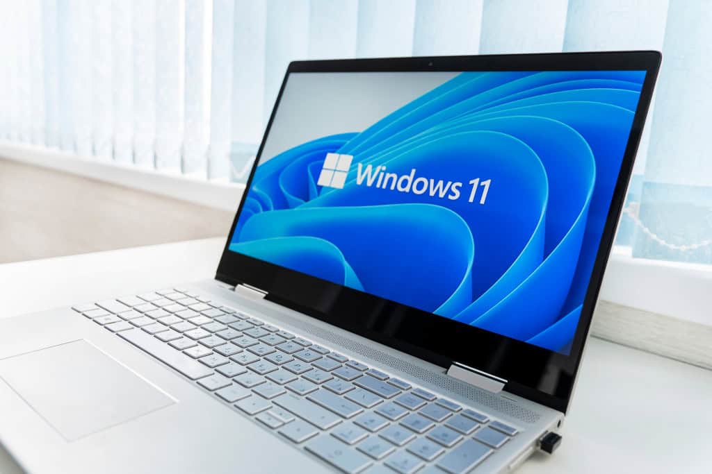 Notebook com o logo do Windows 11 em sua tela