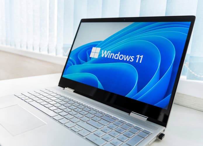 Notebook com o logo do Windows 11 em sua tela