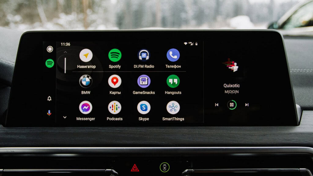 MOSCOU, RÚSSIA - 05 DE FEVEREIRO DE 2022 Android Auto na tela. Tela inicial. Carro moderno. Interior em close-up. Mídia do carro em close-up. Tela inicial