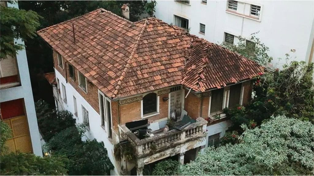 Mansão antiga abandona no bairro Higienópolis vista do alto