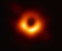 A primeira imagem de um buraco negro já capturada pela humanidade mostra um anel de plasma girando em torno do M87.*