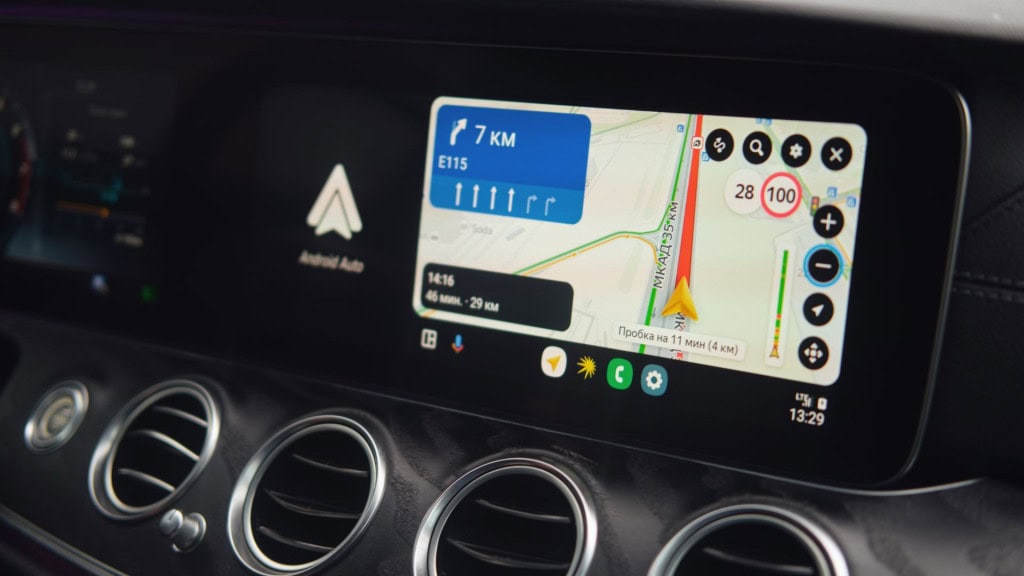 Yandex Navigator tela no painel do carro - Moscou, Rússia, outubro 04, 2024