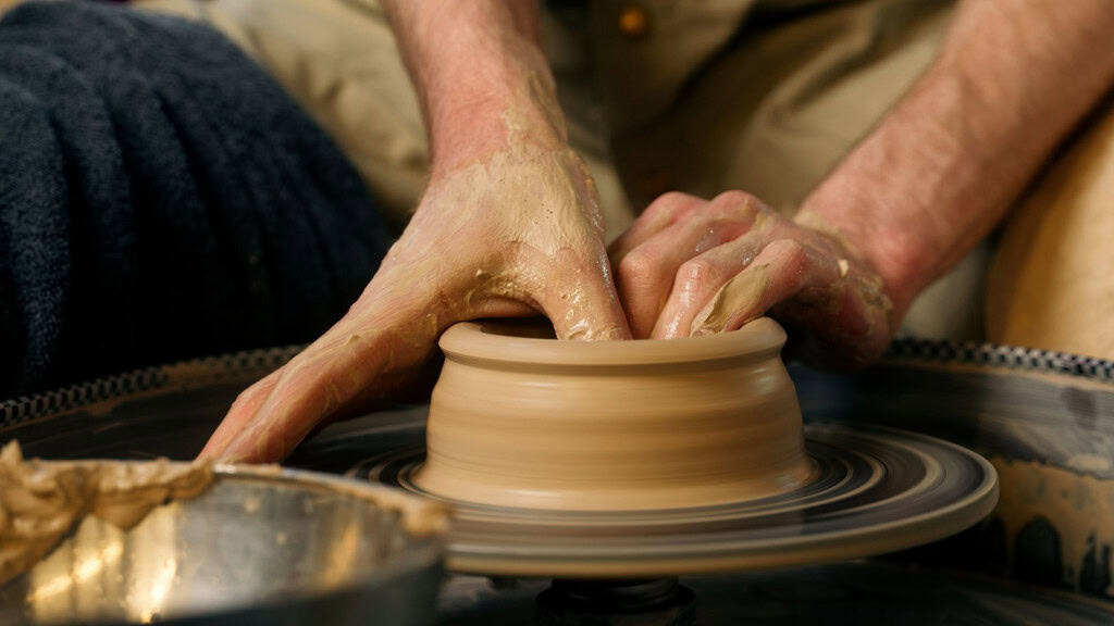 Mãos artesão homem artesão não reconhecível mestre artesão criando forma moldando cerâmica de barro cru cerâmica girando processo roda moldagem fazendo oficina de cerâmica pote masterclass artesanato interior