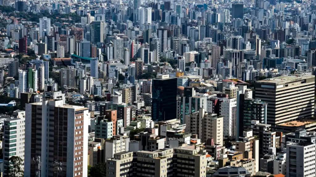 Prédios em Belo Horizonte, em Minas Gerais, em dia ensolarado e quente