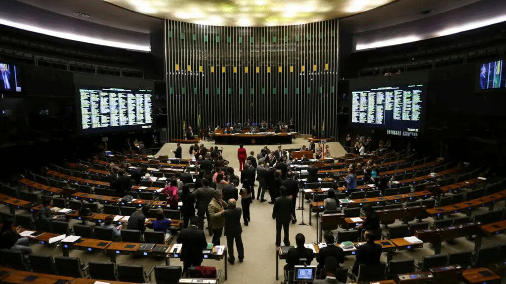 Políticos na parte de dentro do Congresso Nacional
