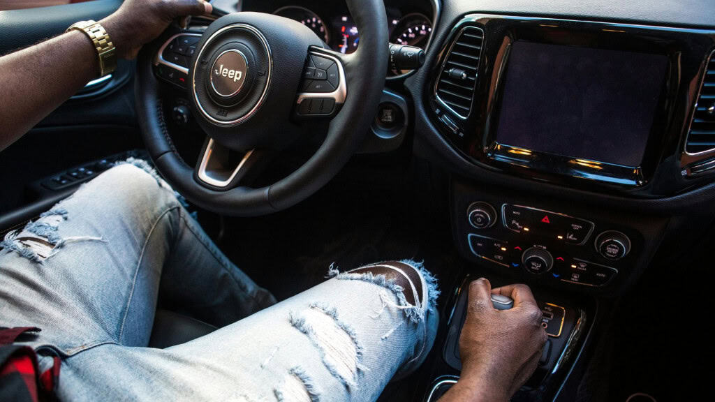 Homem com mão no câmbio de carro 