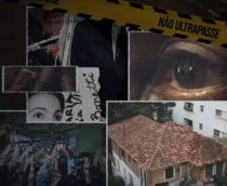 Faixa amarela de “não ultrapasse” marca uma cena de investigação, com rostos, mãos trocando objetos e celulares filmando, sugerindo mistério e tensão. Ao fundo, uma casa com telhado vermelho e sombras completam o clima de suspense.