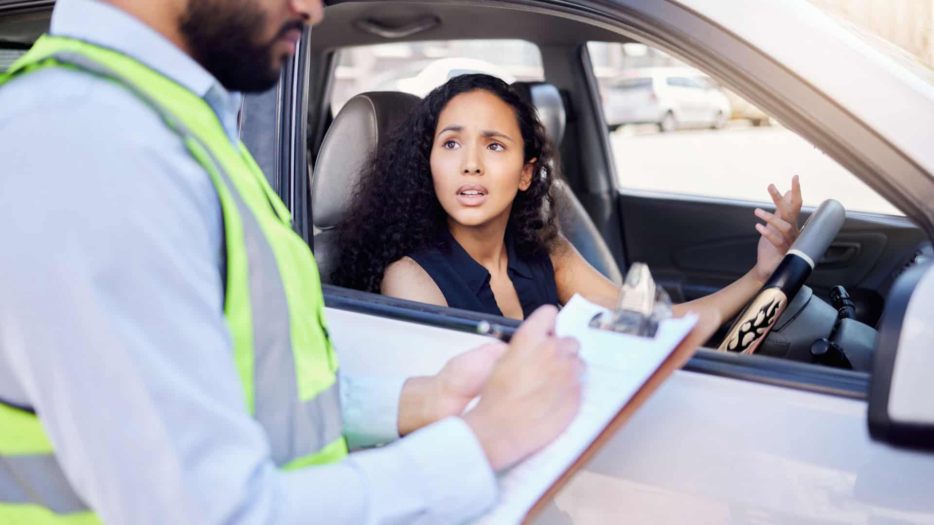 Mulher irritada e agente de trânsito com multa por excesso de velocidade perto do carro, multa e violação da lei. Motorista frustrada e homem com documentos na prancheta para segurança rodoviária, informações de conformidade e advertência