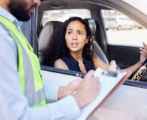 Mulher irritada e agente de trânsito com multa por excesso de velocidade perto do carro, multa e violação da lei. Motorista frustrada e homem com documentos na prancheta para segurança rodoviária, informações de conformidade e advertência