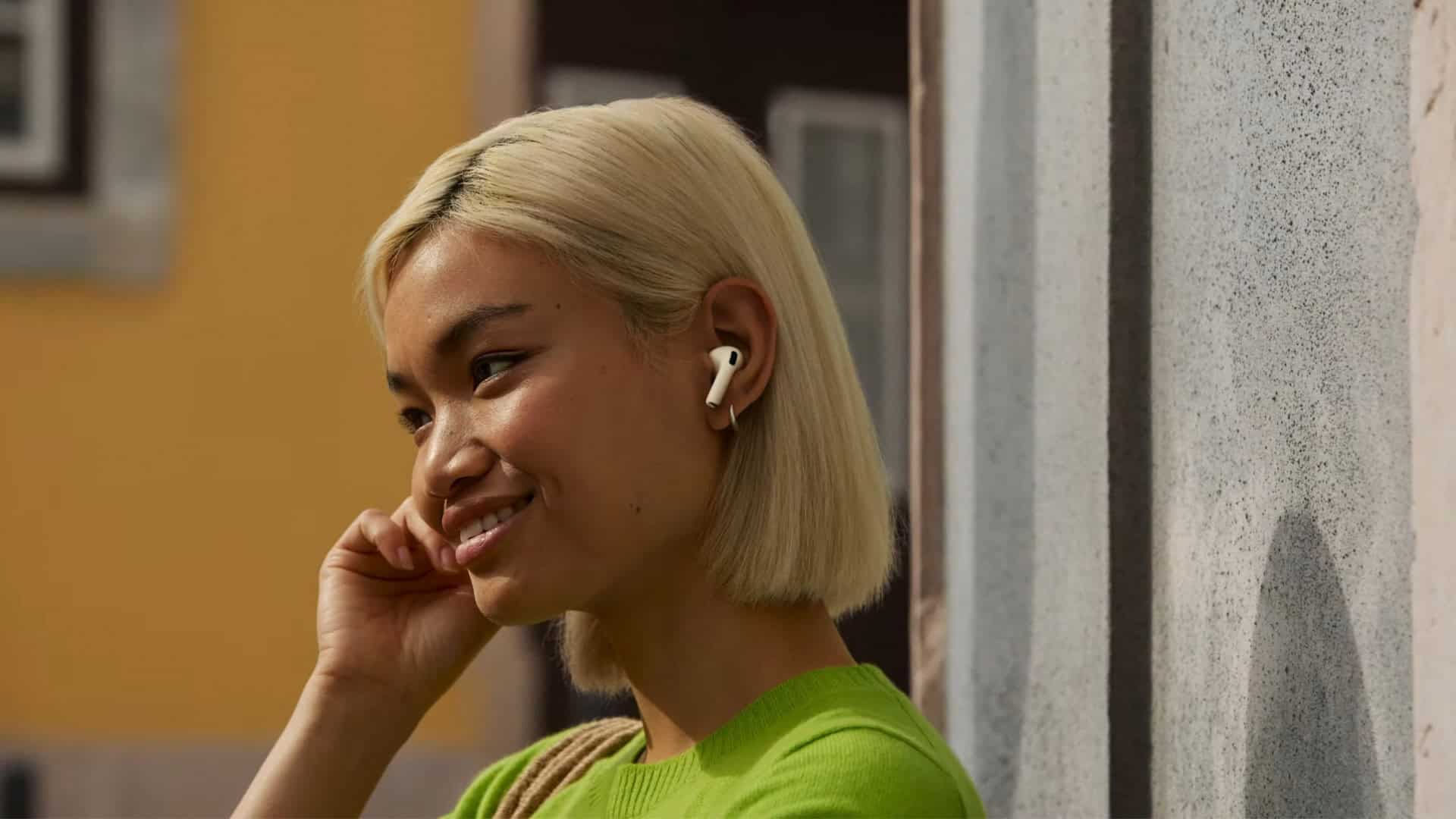 Moça usando AirPods Pro 3 da Apple
