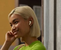 Moça usando AirPods Pro 3 da Apple