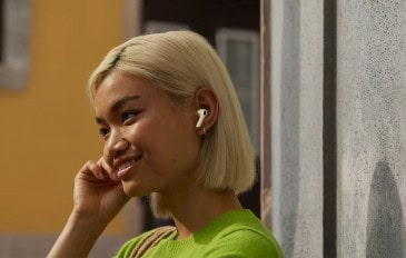 Moça usando AirPods Pro 3 da Apple