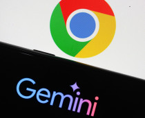 Celular com logotipo do Gemini na frente de tela maior exibindo logotipo do Google Chrome