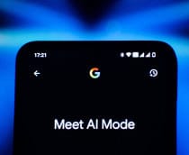 Celular mostrando tela inicial do Modo IA do Google