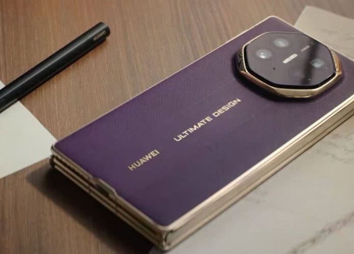Celular trifold Mate XTs da Huawei fechado em cima de uma mesa e do lado de uma caneta que funciona nele