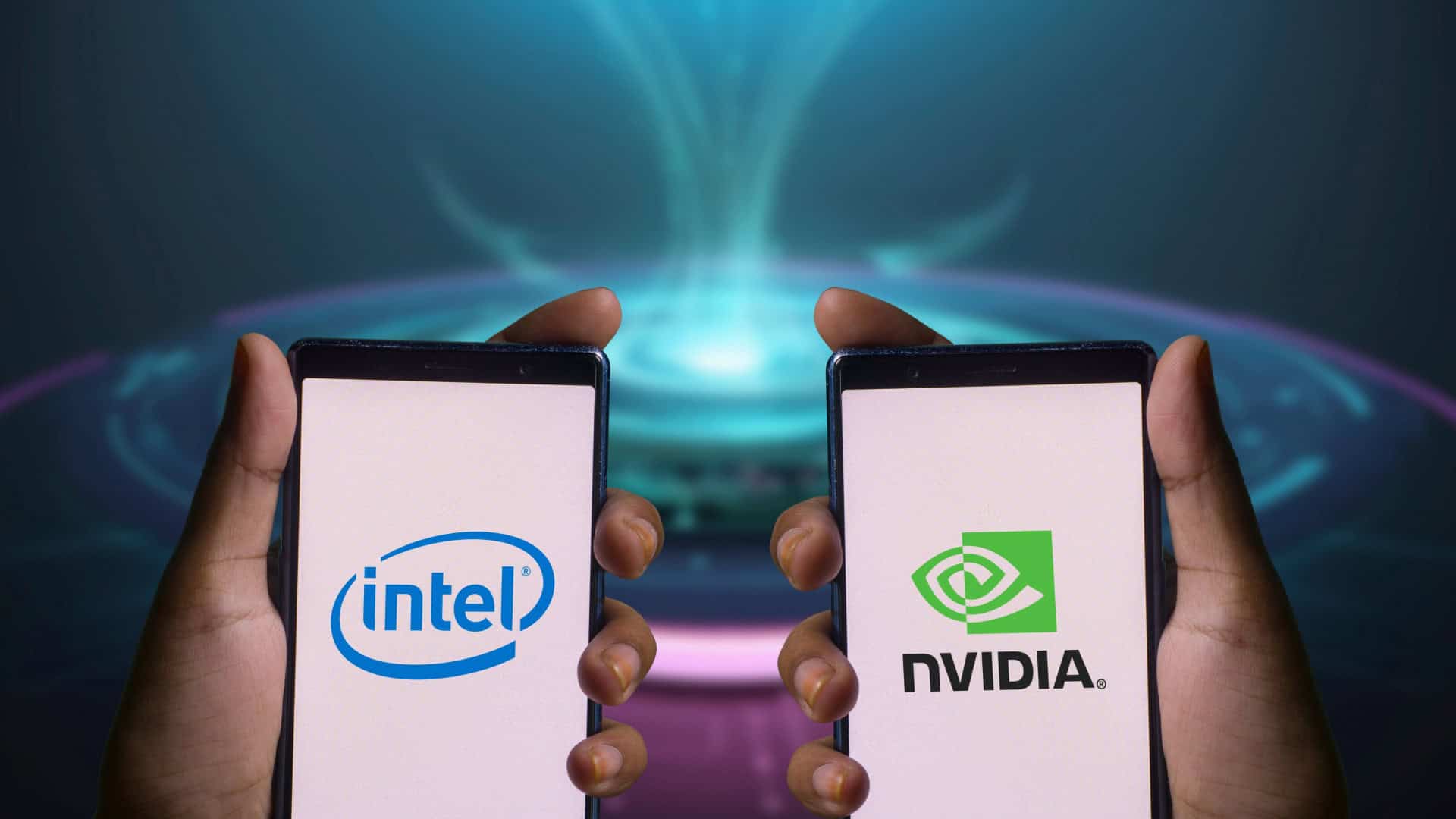 Mão segurando celulares com logotipos da Intel e da Nvidia na tela; aparelhos estão na frente de tela grande exibindo ilustração digital futurista