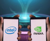 Mão segurando celulares com logotipos da Intel e da Nvidia na tela; aparelhos estão na frente de tela grande exibindo ilustração digital futurista