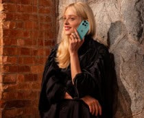Mulher falando em ligação usando um Motorola Edge 60 Neo