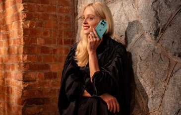 Mulher falando em ligação usando um Motorola Edge 60 Neo