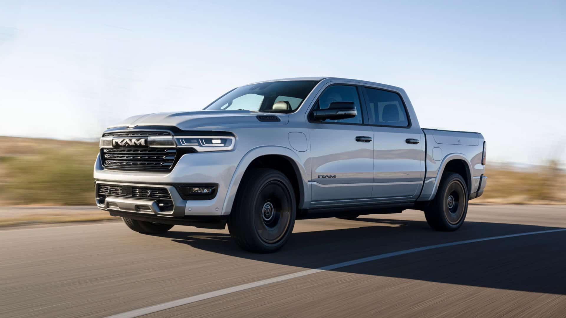 Picape Ram 1500 REV andando numa estrada