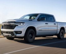 Picape Ram 1500 REV andando numa estrada