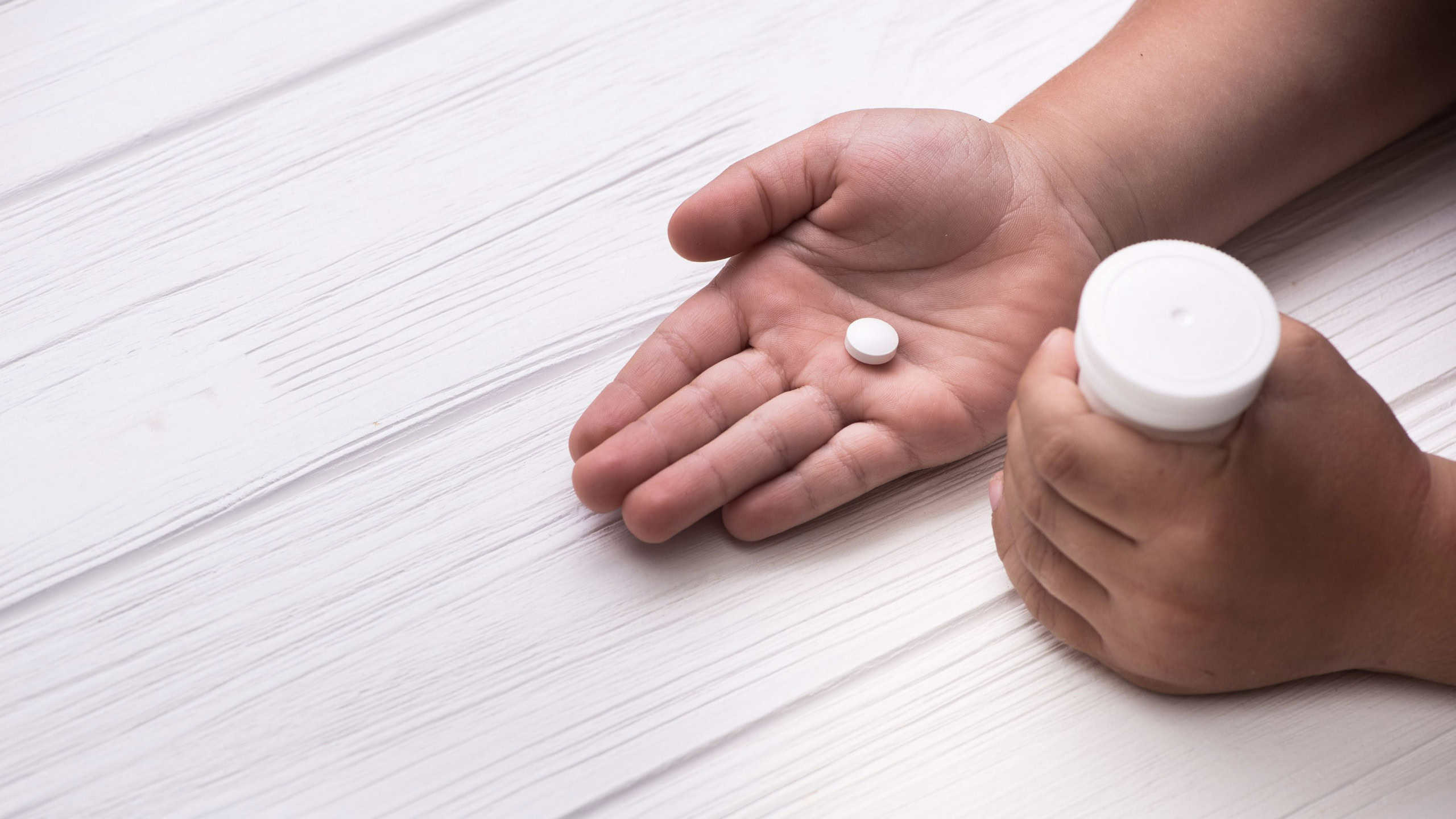 Para que serve o Diclofenaco? Entenda a ação do comprimido e da pomada no corpo