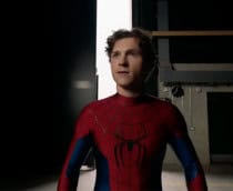 Ator Tom Holland vestido de Homem-Aranha no set do novo filme do super-herói da Marvel