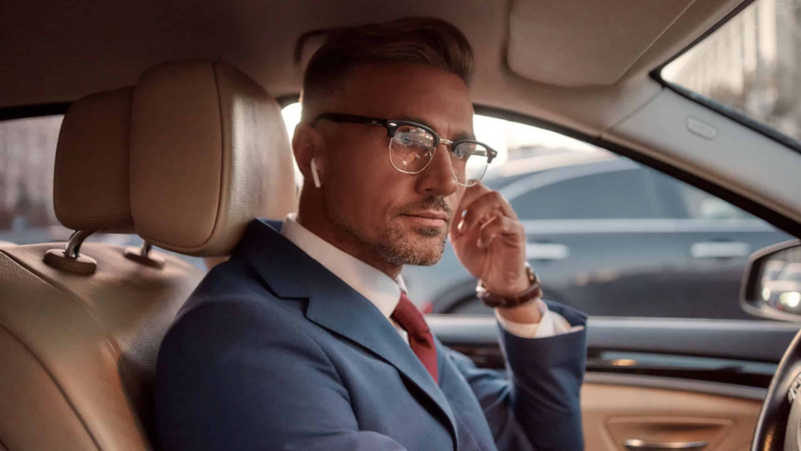 Dirigir usando fone de ouvido dá multa? Veja o que diz a lei