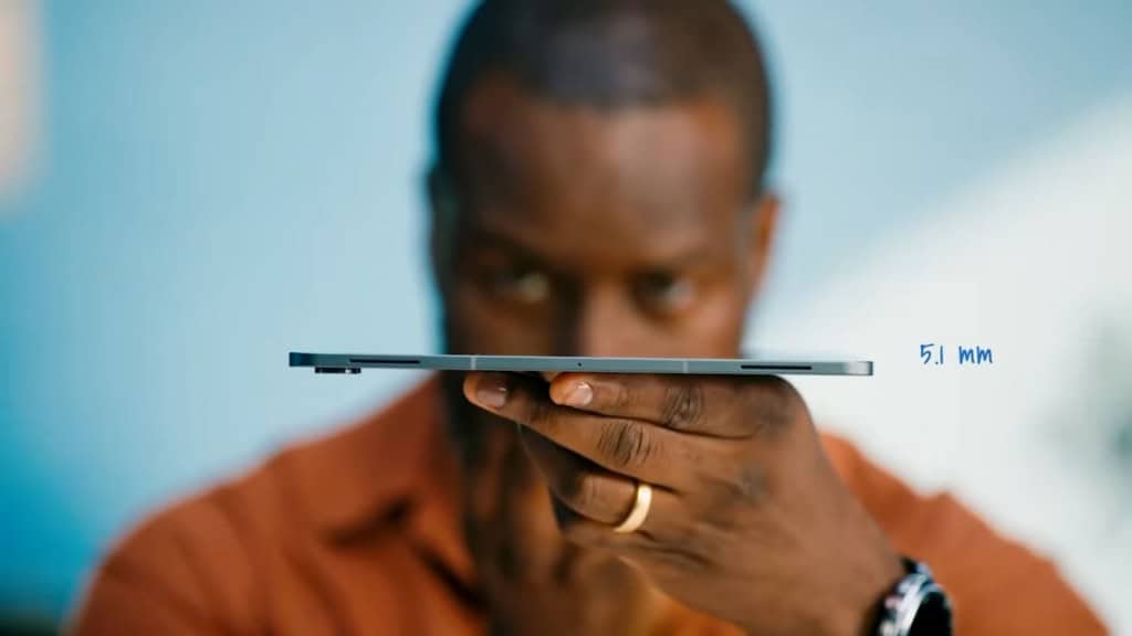 Homem segurando tablet Galaxy Tab S11 Ultra mostrando como o modelo é fino