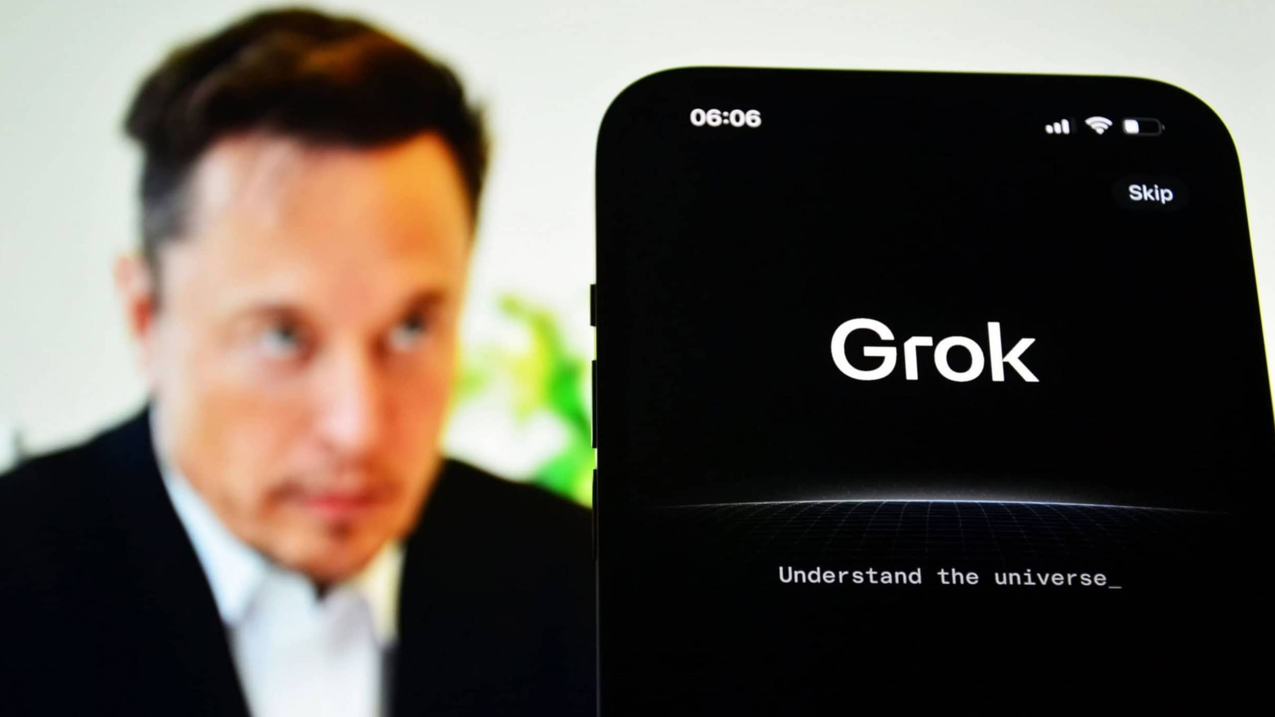 Influencer que teve filho com Musk processa xAI por nudes fake gerados no Grok