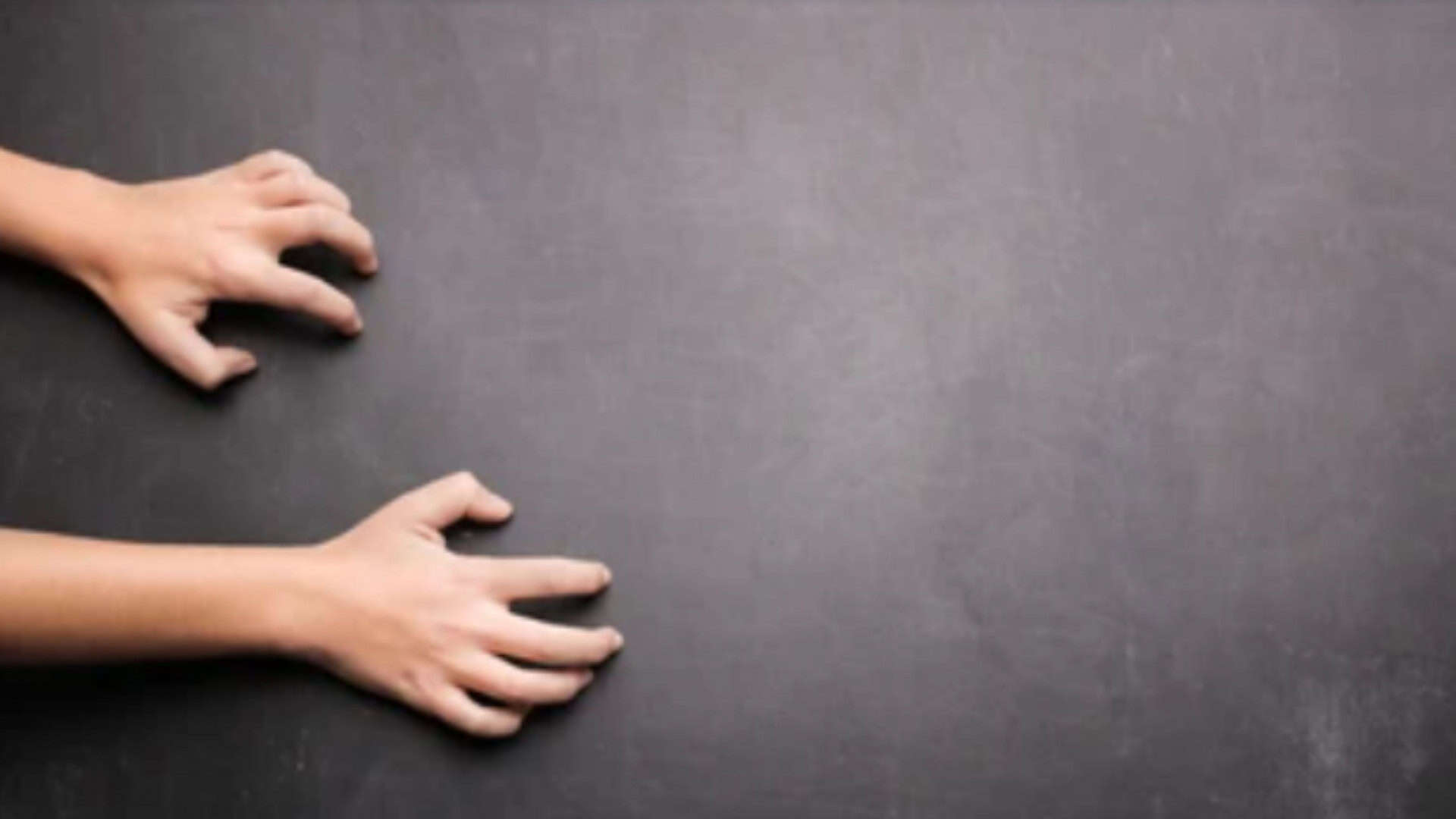 pessoa com as unhas em uma lousa preta