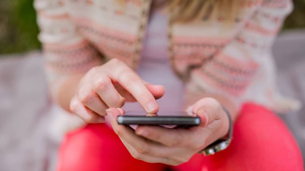 Mulher jovem usando celular