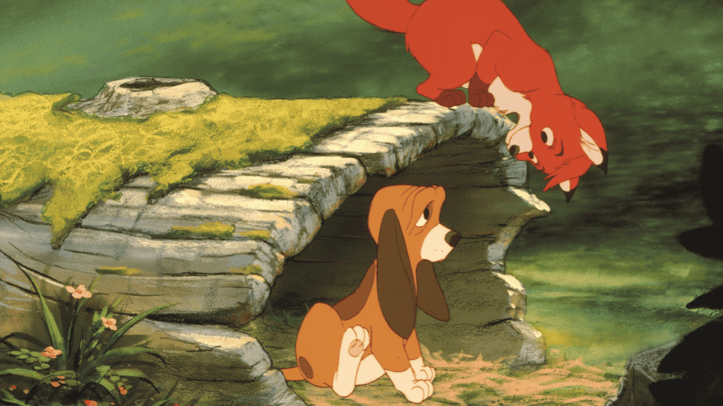Cena da animação O Cão e a Raposa com os persongens brincando em um tronco de árvore