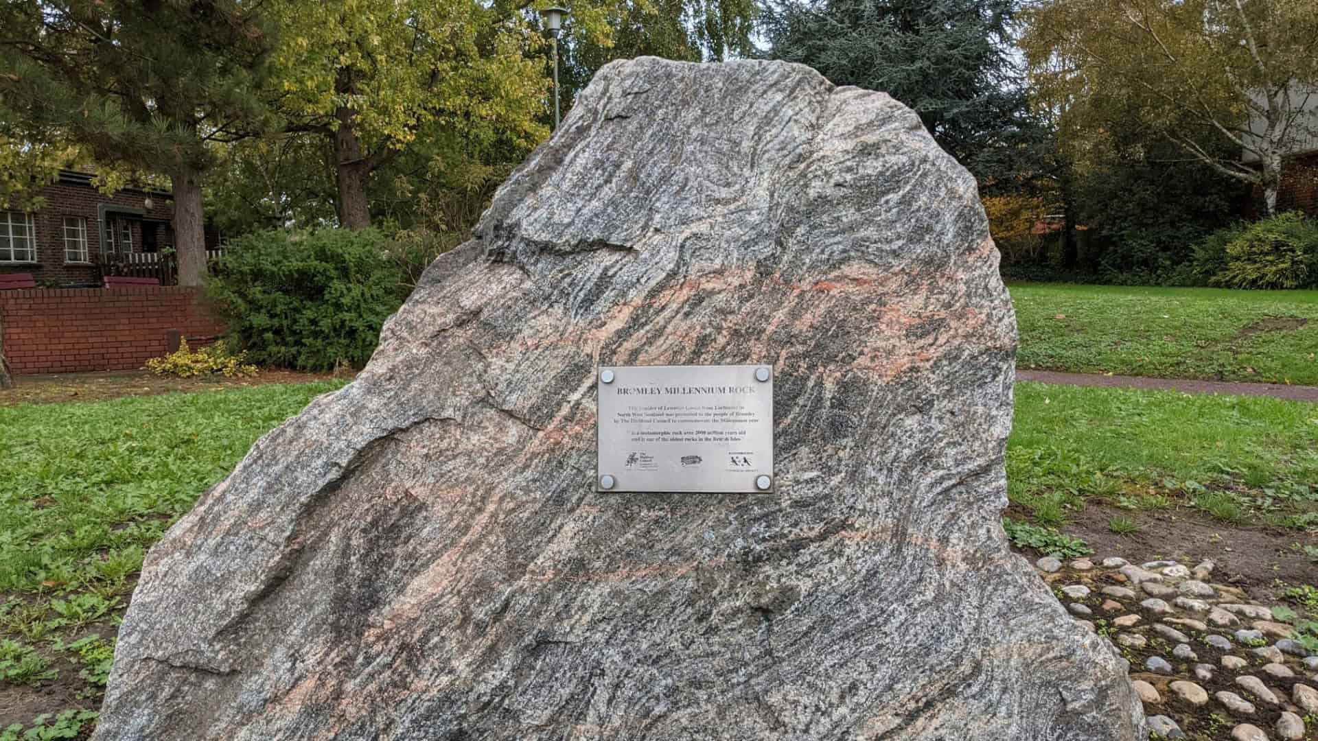 Pedra-de-bilhes-de-anos-londres-1920x1080