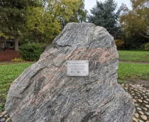 Pedra-de-bilhes-de-anos-londres-210x172