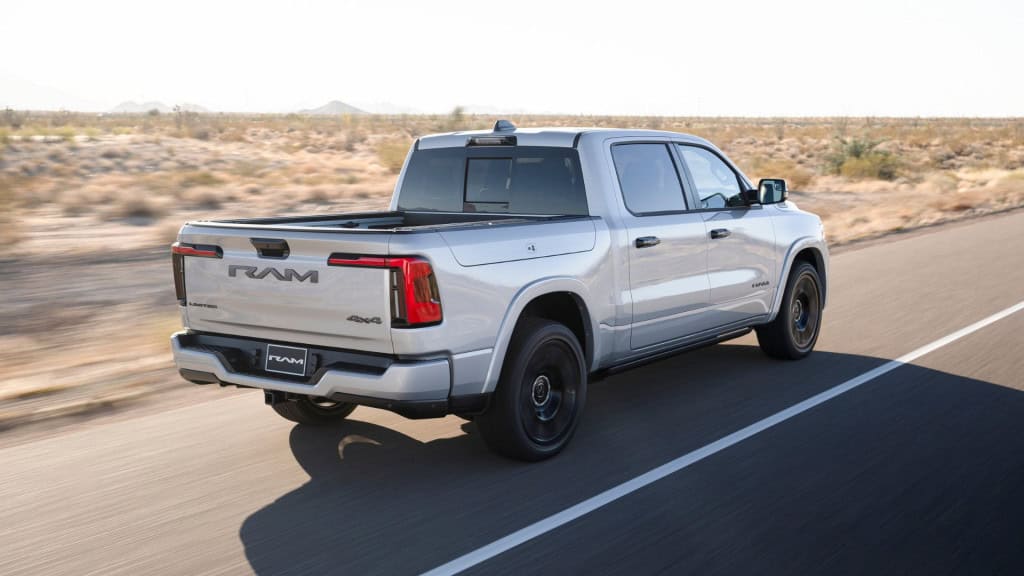 Picape Ram 1500 REV andando numa estrada