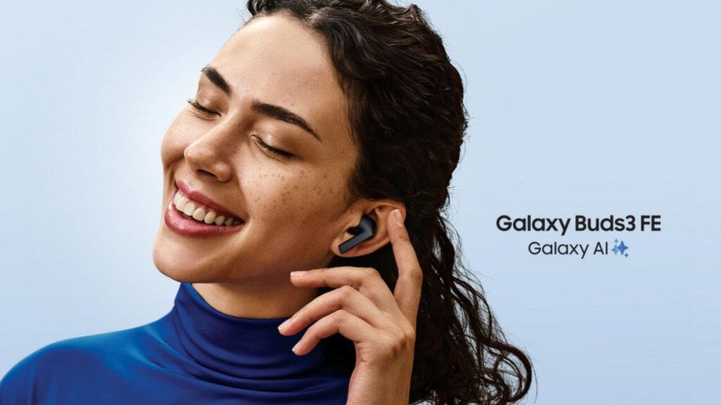 Mulher usando fones de ouvido Galaxy Buds 3 FE da Samsung