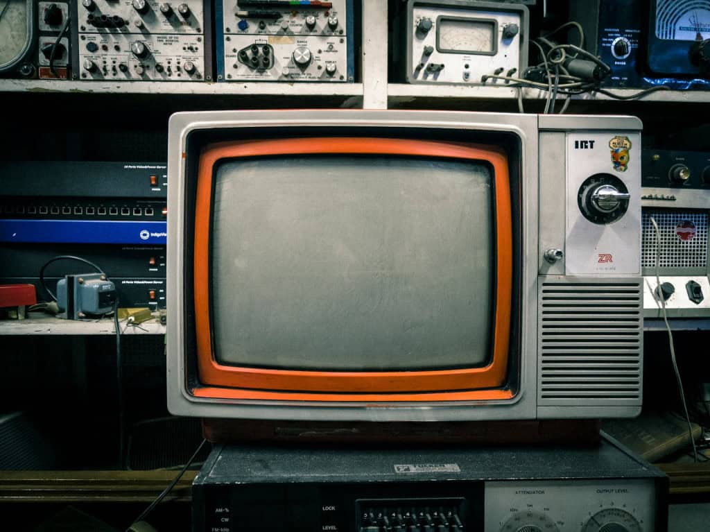 Televisão antiga desligada