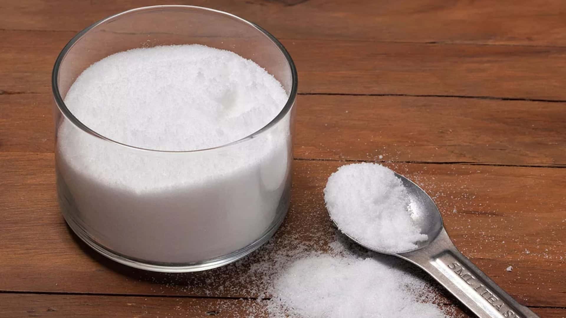 pote de vidro com tagatose dentro, e uma colher com o açúcar dentro