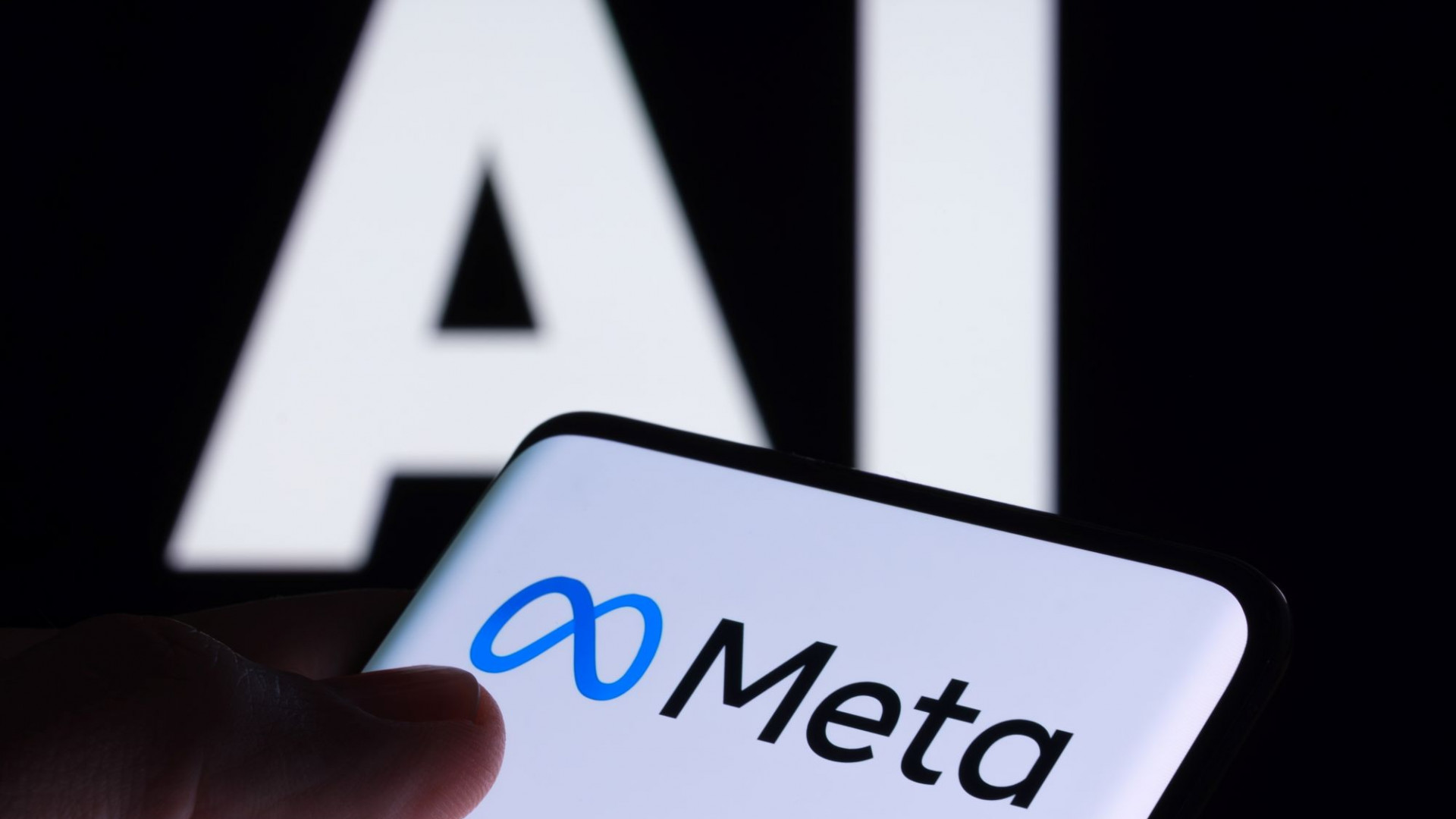 Logo da Meta em um smartphone com os dizeres 