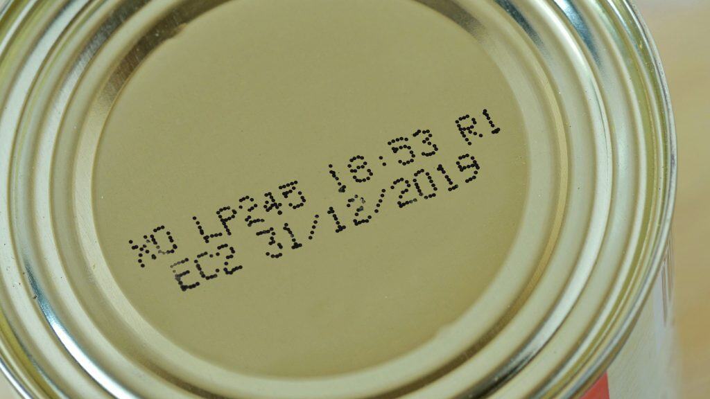 Data de validade em lata de alimento, close-up / Crédito: CalypsoArt, Shutterstock (divulgação)