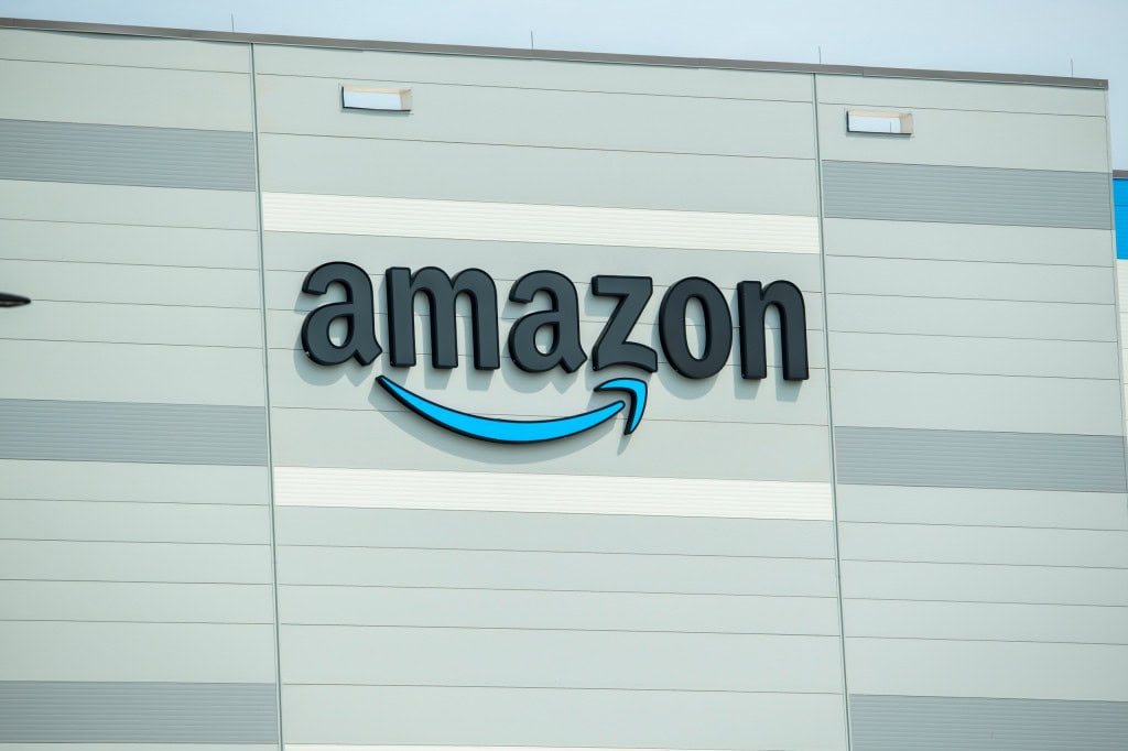 Logo da Amazon em um prédio da empresa