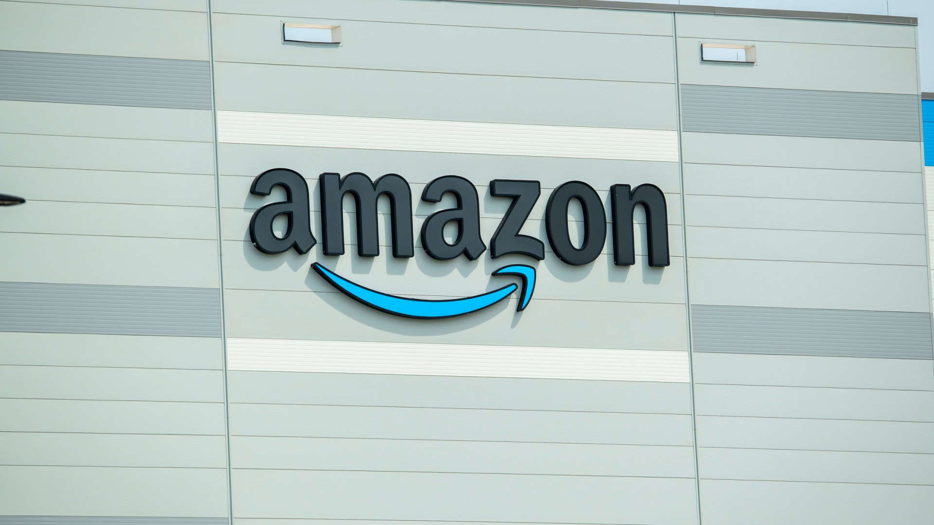Logo da Amazon em um prédio da empresa