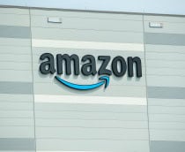 Logo da Amazon em um prédio da empresa